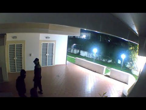 Bari, ville di Torre a Mare nel mirino dei ladri: le immagini shock. I residenti li bloccano