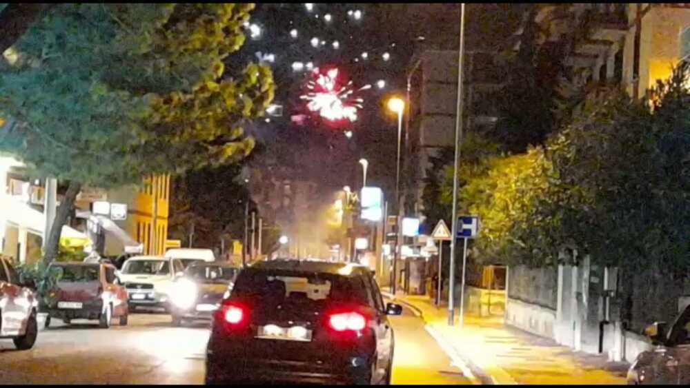 Bari, fuochi d’artificio davanti al carcere: la “vicinanza” ai detenuti è ormai quotidiana