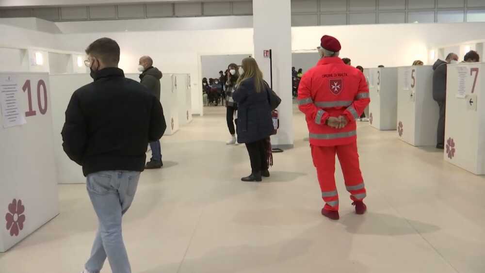 Bari, i positivi che non si autodichiarano devono vaccinarsi: no Green Pass sulla fiducia