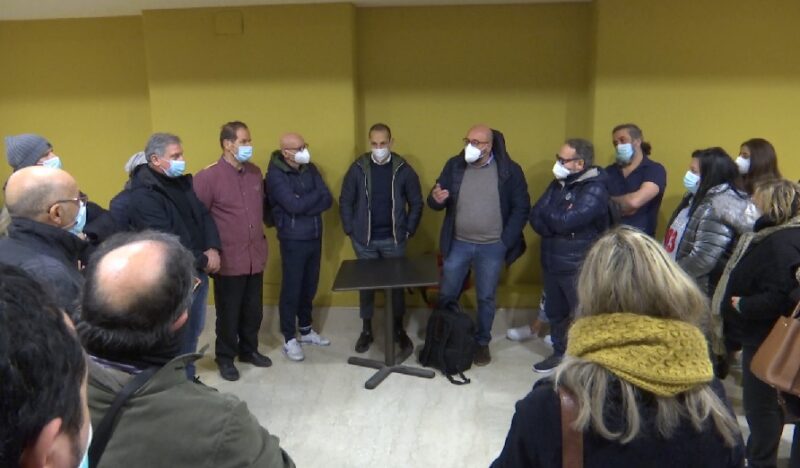 Il Palace è occupato, l’assemblea dei sindacati diventa permanente: turni per presidiare l’hotel
