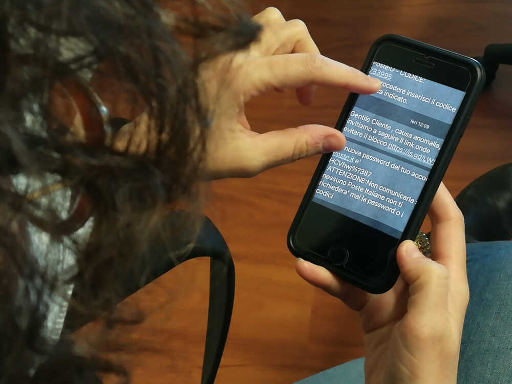 “Io truffata con un sms delle (finte) Poste, mi hanno rubato 22mila euro”: la storia di una barese