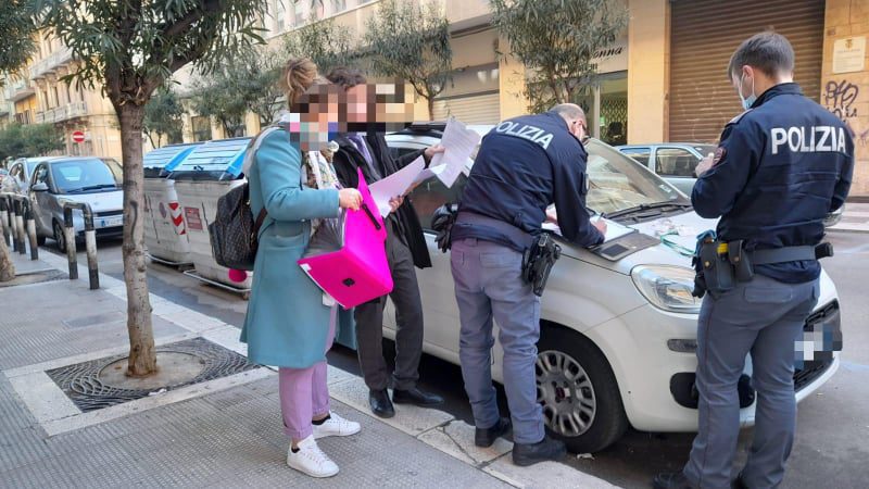 Esasperato dai venditori al citofono chiama la Polizia: “Non bastano le telefonate?”. Tensione a Bari