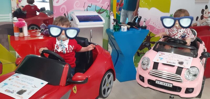 ‘Baby’ parrucchiere per bambini, le sedute sono macchinine. “E dopo il taglio caramelle e marshmallow”