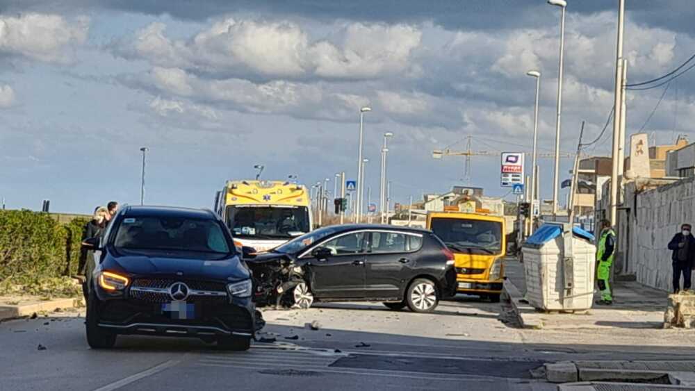 Si blocca lo sterzo all’improvviso, impatto tra due auto: incidente sul lungomare di Bari