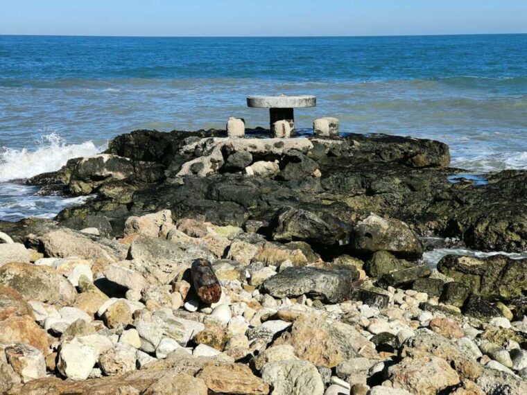 Il tavolino nel mare a San Giorgio a rischio abbattimento: fu costruito negli anni ’70