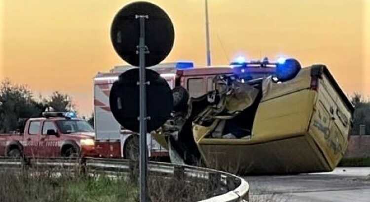 Schianto a Terlizzi, tre mezzi coinvolti: uomo estratto vivo dal tir ribaltato