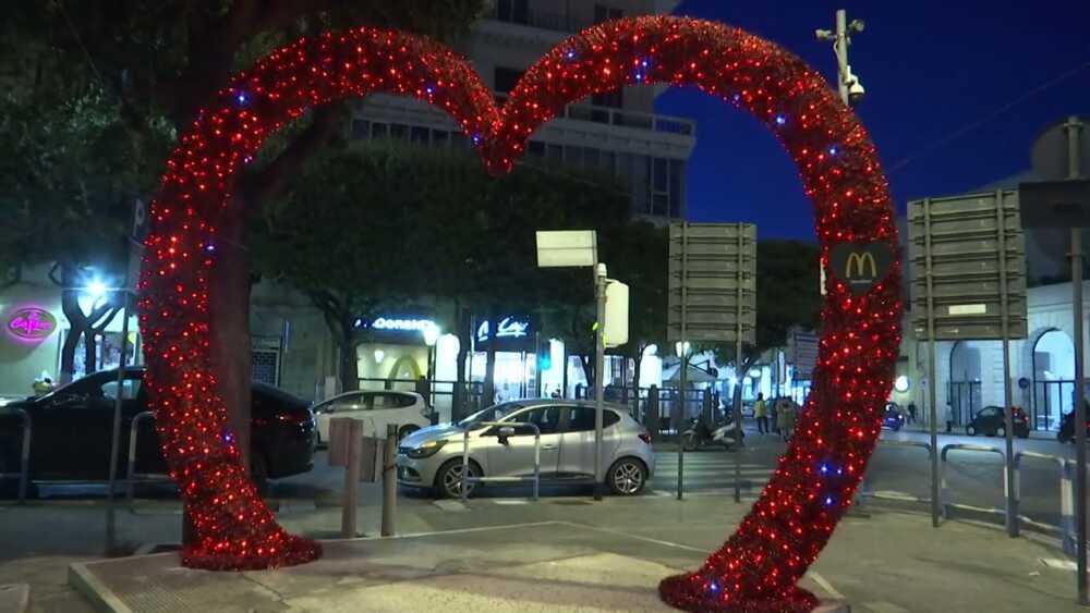 Bari, arriva San Valentino: dalle cene al maxi cuore luminoso sulla terrazza del fortino Sant’Antonio