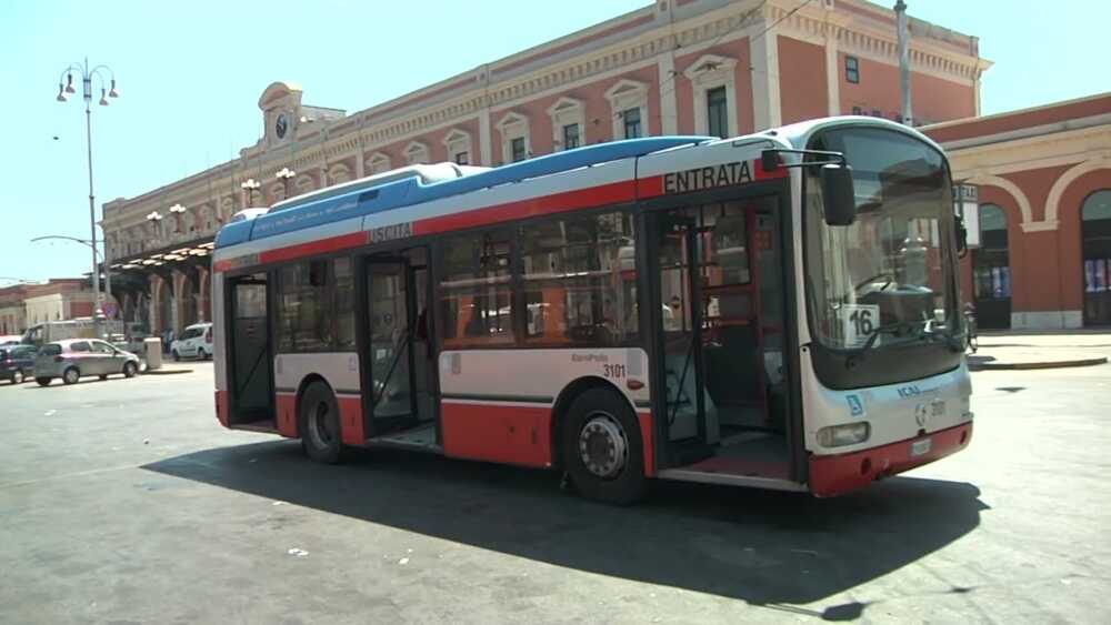 Bari, entro fine anno 13 nuovi bus Amtab: firmata convenzione con il Comune