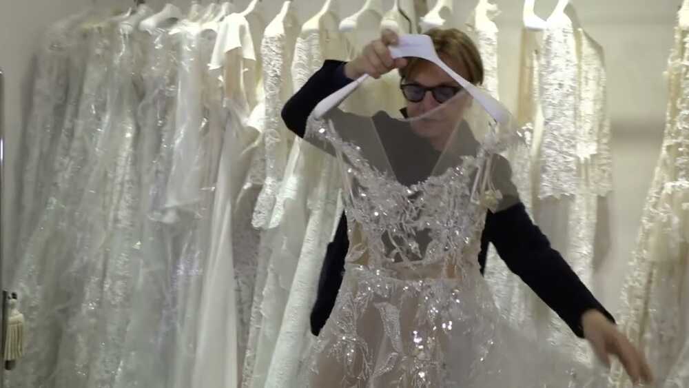 Effetto ‘nude’ e tessuti leggeri, l’abito bianco diventa fluido: da Bari le tendenze della moda sposa 2022