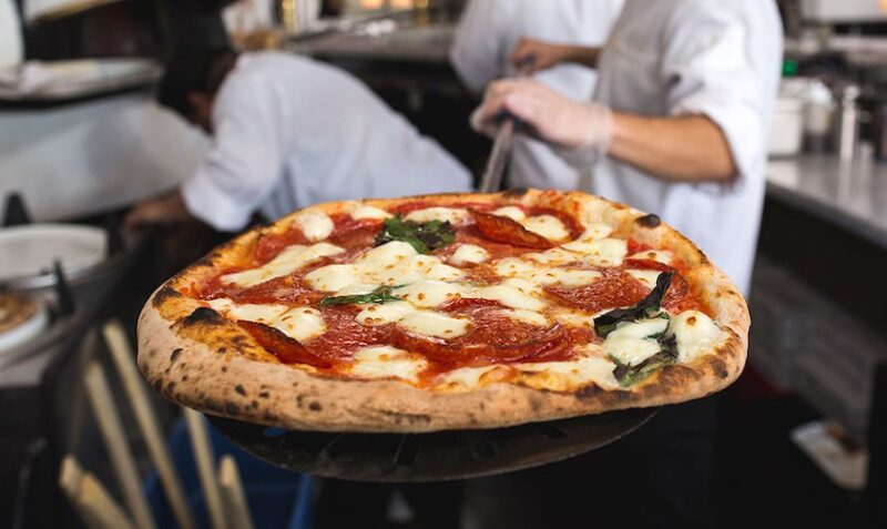 “Doniamo 50 pizze al giorno dopo i corsi”: Accademia pizzaioli cerca volontari per le consegne