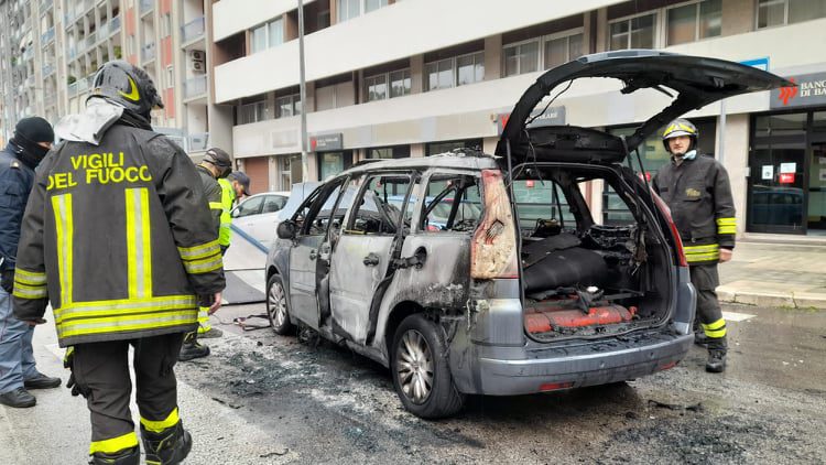 Bari, auto a gas prende fuoco in via Lembo: l’intervento dei Vigili del Fuoco – FOTO