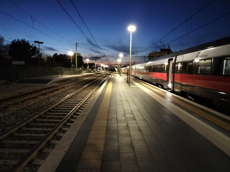 Passaggio a livello guasto a Santo Spirito, treni in ritardo e disagi per i pendolari