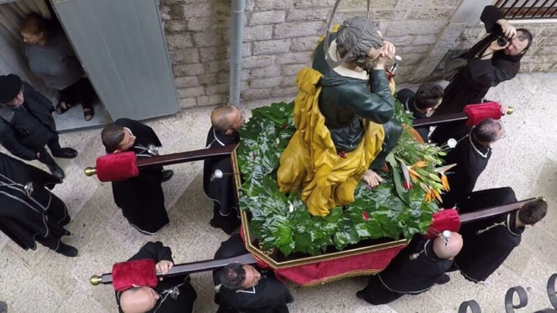 Il Venerdì Santo a Bari Vecchia e l’eterna diatriba tra “chiangiaminue” e “vendeluse”