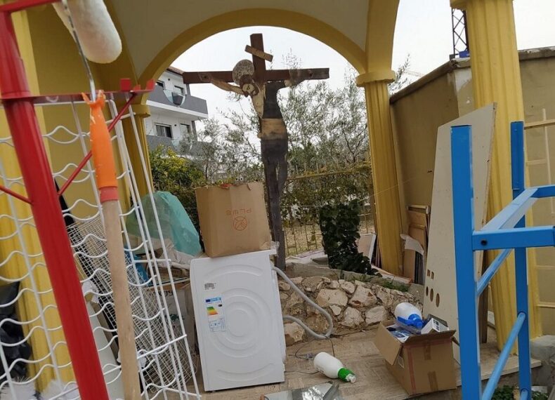 Un crocifisso tra i rifiuti, a Rutigliano scoppia la polemica. Il Santuario: “Merita rispetto”