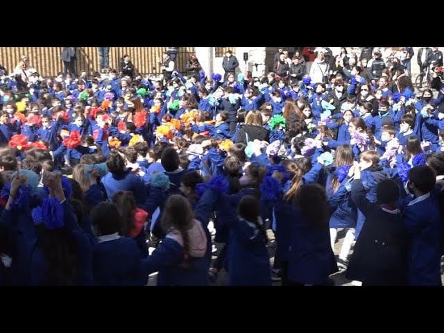 Un girotondo per la pace, flash-mob degli alunni della Umberto I-San Nicola: “I bimbi non conoscono odio”