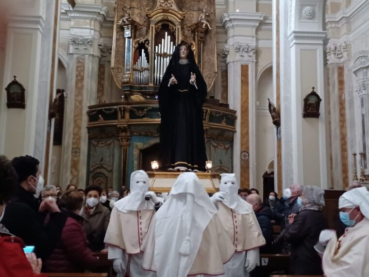 L’Addolorata incontra il Figlio in croce: a Giovinazzo l’antico rito del lunedì Santo