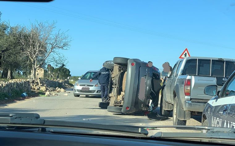 Perde il controllo dell’auto, sbatte sul muretto a secco e si ribalta: un ferito sulla Turi-Rutigliano