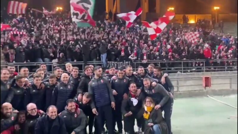 Bari in B, l’accoglienza della squadra al San Nicola è da brividi – VIDEO