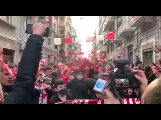 Bagno di folla per il Bari in via Pasubio, centinaia di tifosi in strada abbracciano i biancorossi – VIDEO