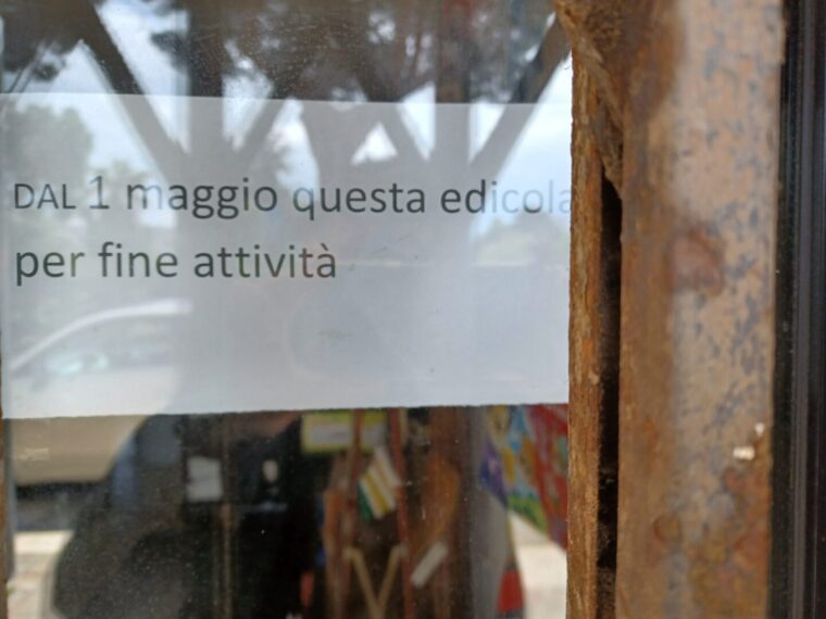 Chiude l’ultima edicola a Santo Spirito, Nino: “Decisione sofferta ma nessuno vuole comprarla”