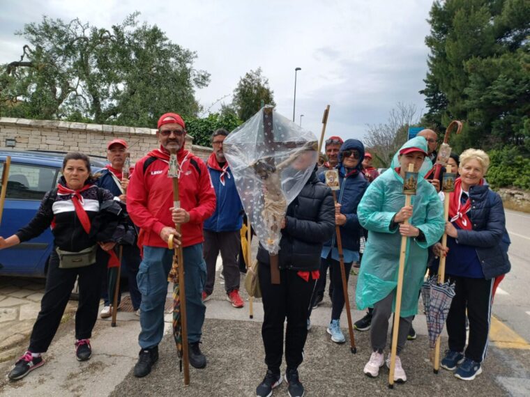 Dall’Abruzzo a piedi sotto la pioggia per San Nicola: tra loro anche due donne ucraine