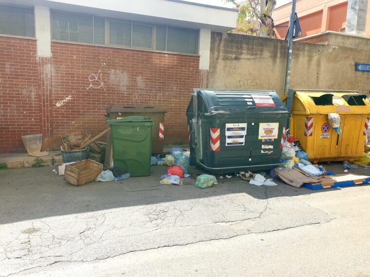 Parte il porta a porta a Bitonto, ma la città è invasa dai rifiuti