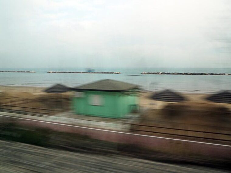 Ex ferroviere per sei anni fotografa l’Italia dal finestrino del treno: gli scatti in mostra a Casamassima