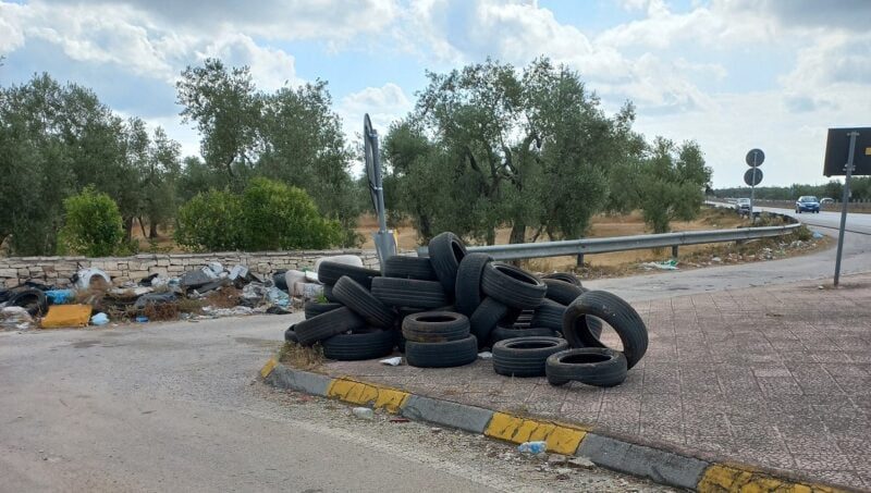 Bitonto, cimitero di pneumatici allo svincolo della SP 231: l’isola spartitraffico è una discarica