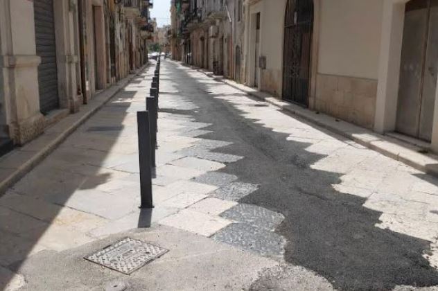 Asfalto tra le chianche a Triggiano dopo i lavori, il sindaco assicura: “Soluzione temporanea. Le rimetteremo”