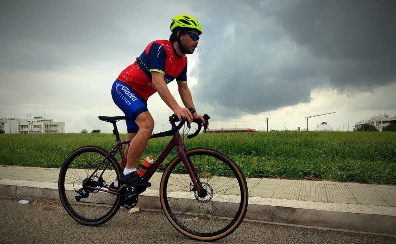 Da Noicattaro a Milano in bici, il giro d’Italia di Cristiano: “Per amore dei libri e della mia casa editrice”