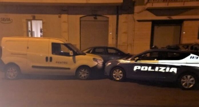 La Polizia blocca il Doblò