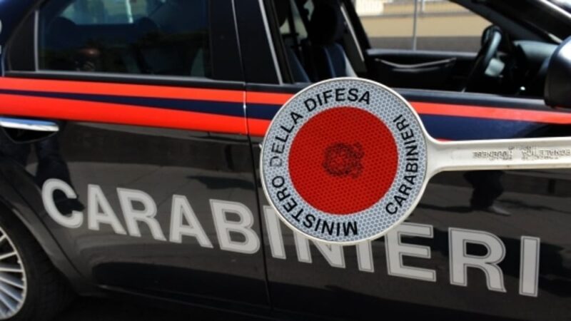 Non si ferma all’alt dei Carabinieri e fugge sbattendo sulle auto in sosta: ricercato 36enne di Terlizzi