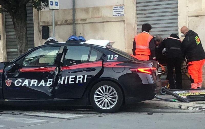 Inseguono un’auto sospetta e si scontrano con un trattore: feriti due carabinieri a Giovinazzo