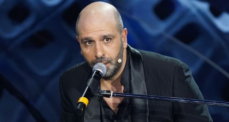 ‘Amore + Iva’, Checco Zalone torna a teatro con un nuovo spettacolo: debutto a Firenze l’8 novembre