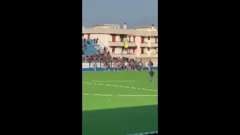 Calcio, follia dopo Fasano-Nardò: scontri tra tifosi. Volano anche cartelloni pubblicitari – VIDEO
