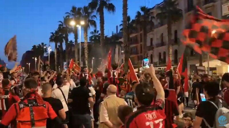 Il Milan è campione d’Italia, delirio a Bari: tifosi rossoneri festeggiano lo scudetto in centro – VIDEO