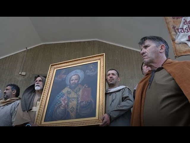 San Nicola, il Corteo Storico arriva nei quartieri: prima tappa al San Paolo – VIDEO