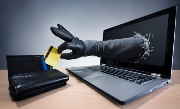 Vende un tavolo su Facebook, riceve una mail dall’Interpol. “Così ho scoperto una truffa”