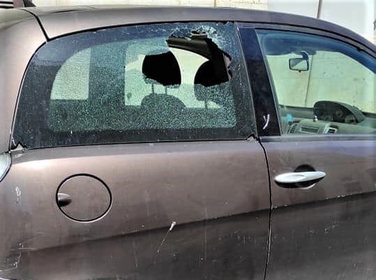 Bande di teppisti distruggono auto e danneggiano portoni, i residenti: “Siamo stanchi. Nessuno fa nulla”