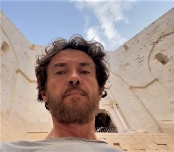 Alessio Boni a Castel del Monte: il video è già virale, fan impazzite sui social network