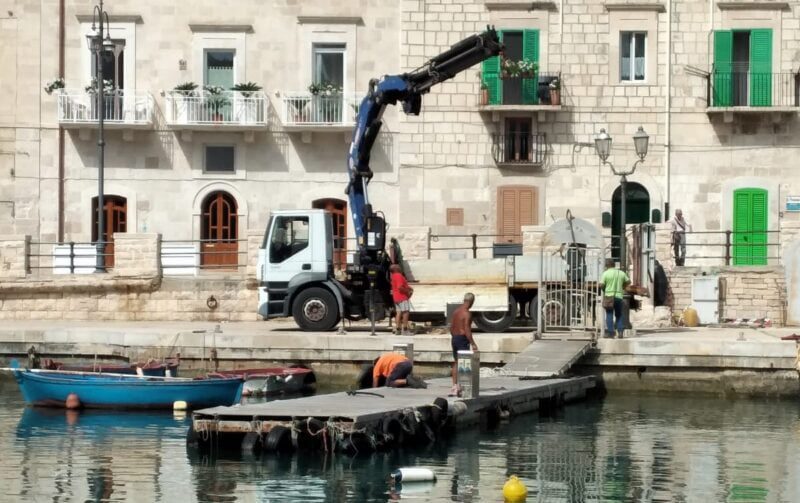 Pontili mobili rimossi dal porto di Giovinazzo: è polemica. Barche ormeggiate al molo