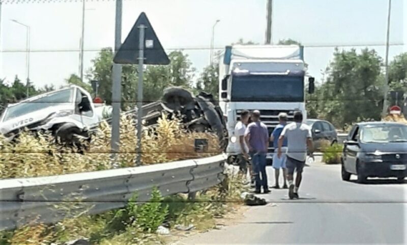 Auto e mezzo pesante si scontrano tra Andria e Trani, veicoli ribaltati: feriti i due conducenti