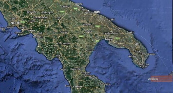 Continua ad aumentare il traffico di navi militari russe nel Mediterraneo. Nei giorni scorsi l'incrociatore Varyag è stato segnalato a circa 150 miglia dal golfo di Taranto, in acque internazionali. Si è poi allontanato ed al momento, a quanto si apprende da fonti qualificate, si trova a 300 miglia di distanza dalle coste pugliesi ed è in navigazione verso sud-est, in direzione di Creta. ANSA/GOOGLE MAPS +++ NO SALES, EDITORIAL USE ONLY +++