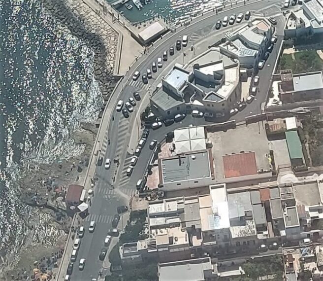 È caos viabilità a Santo Spirito, impossibile trovare parcheggio nei weekend: “Non ne possiamo più”