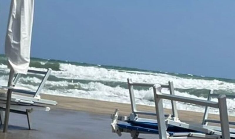 Maestrale e mare in tempesta, il colonnello Laricchia: “Attenzione in spiaggia. Il caldo? Torna da martedì”