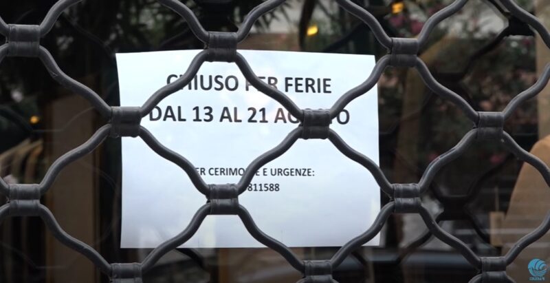 Un cartello con annuncio ferie