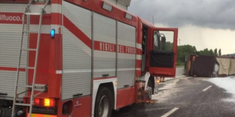 Vigili Del Fuoco Camion Ribaltato A14
