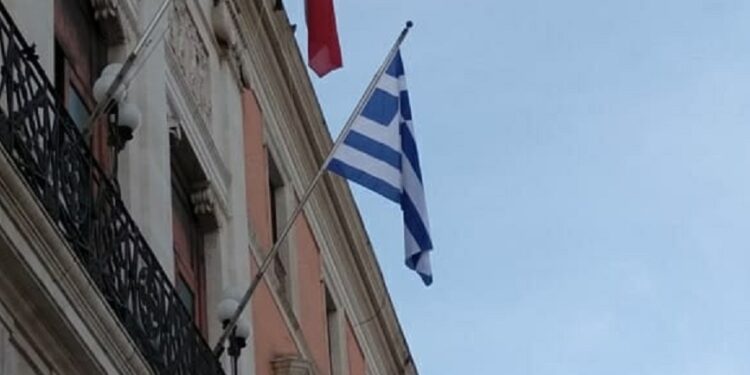 25 03 23 Bandiera Greca Sulla Facciata Di Palazzo Di Città