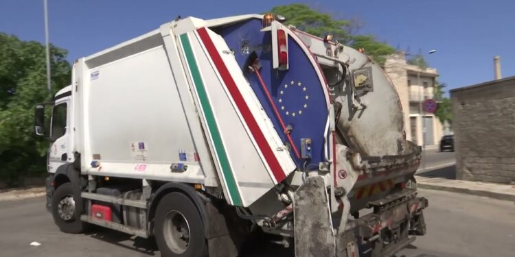 Bari, I Mercatali Si Fermano Per Protesta: “no Alla Presenza Di Mezzi Amiu Vicino A Frutta E Verdura” – Video