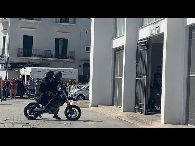 Mola, Ecco Van Damme Sul Set Di “the Serial Killer’s Wife 2”: Ciak Con Irruzione Nel Mercato Del Pesce
